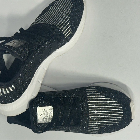 Adidas Black and Silver Sneakers pre owned excellent conditions size 7.5 - Picture 2 of 6